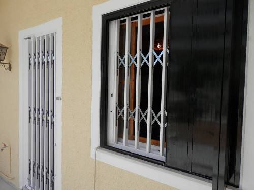 Pliage des volets en aluminium pour les fenêtres